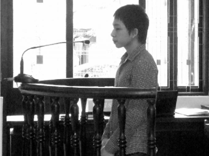 Người mẹ cho rằng con trai mình thần kinh, nhưng tòa không chấp nhận đưa đi giám định.