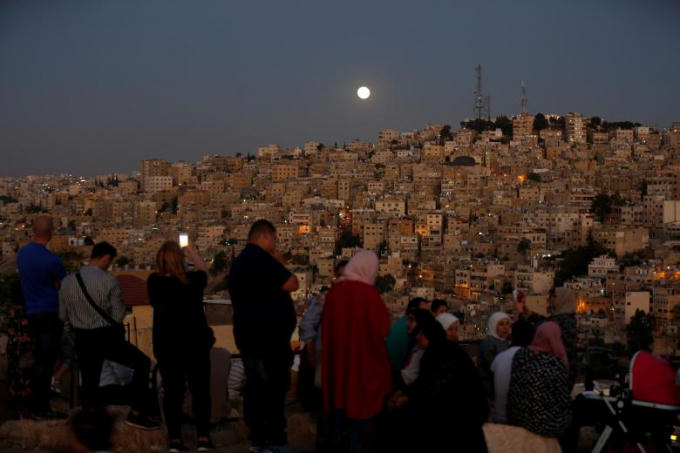 Nguwoif dân ở Amman Citadel, Jordan chờ đón nguyệt thực.
