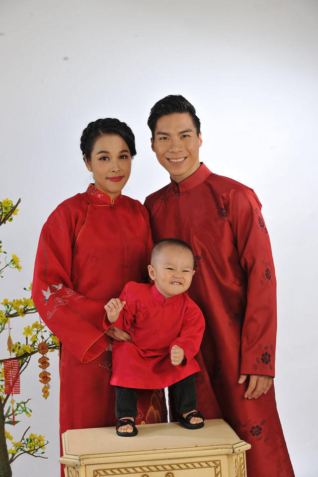 Quốc Nghiệp cùng vợ và con trai.