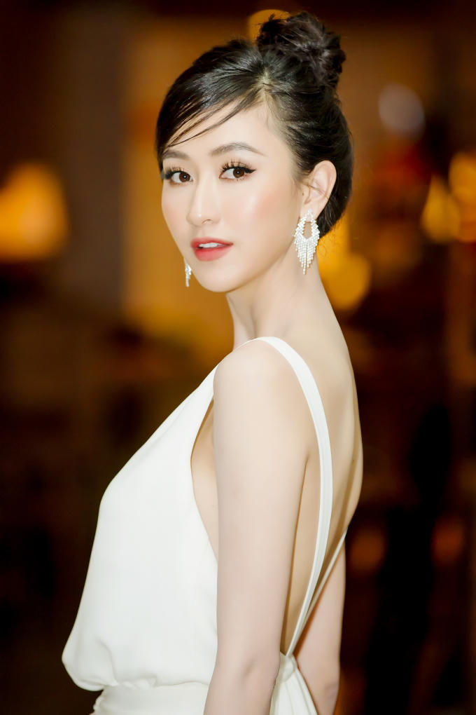 Á hậu Hà Thu chọn cho mình một thiết kế đơn giản nhưng tôn lên vóc dáng “đẹp chuẩn”.