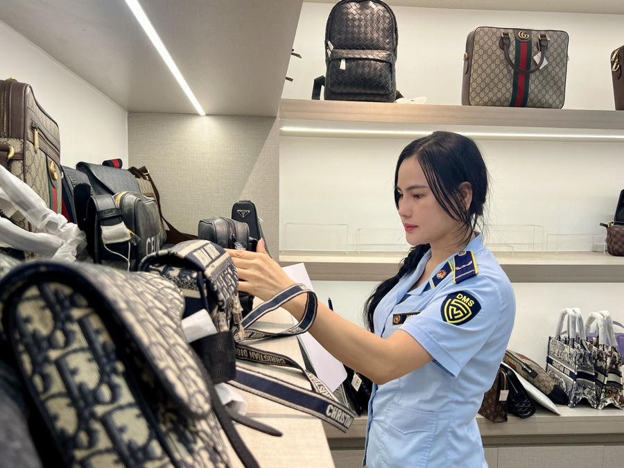 Lực lượng chức năng kiểm tra hàng hóa. (Ảnh: dms.gov.vn)