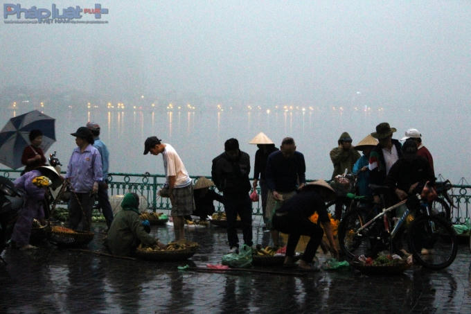 Tụ tập tranh thủ tại những nơi nhiều người qua lại. ( Ảnh Đức Biên)