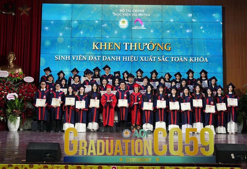 Lãnh đạo Học viện Tài chính trao bằng tốt nghiệp và khen thưởng các sinh viên chương trình đào tạo chất lượng cao đạt danh hiệu xuất sắc toàn khóa.