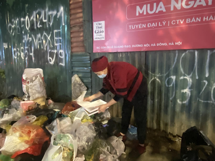 Không chỉ tranh thủ nhặt ve chai vào buổi tối, cô Hiền (quê Bắc Giang) còn làm công việc chăm sóc người già vào ban ngày để kiếm thêm thu nhập. “Ông xã ở nhà bị bệnh, các con đi làm cũng khó khăn, nên tôi kiếm thêm được đồng nào hay đồng ấy”, cô Hiền chia sẻ.