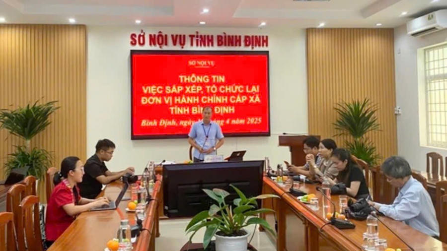 Quang cảnh cuộc họp trao đổi thông tin về việc sắp xếp, tổ chức lại đơn vị hành chính cấp xã tỉnh Bình Định. Ảnh: Hải Phong