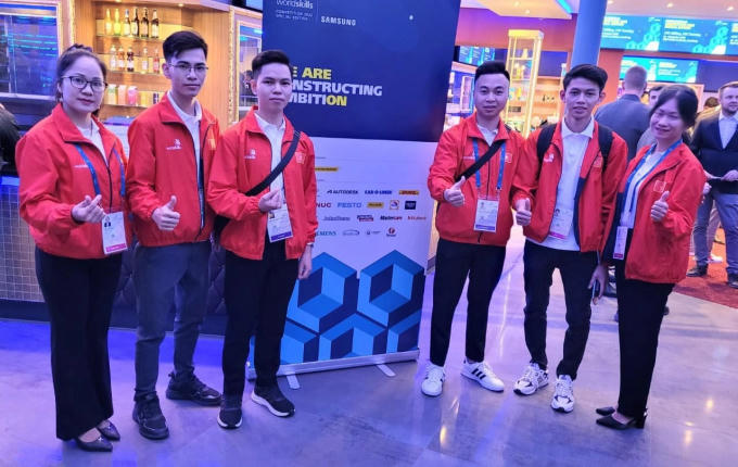 Thí sinh Nguyễn Xuân Thái (thứ 3 từ trái sang) và Nguyễn Thanh Tùng (thứ 4 từ trái sang) vừa giành huy chương Bạc cho đoàn thi Việt Nam (Ảnh: CTV)