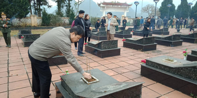 Ông Nguyễn Thành Hải, Phó Bí thư Huyện ủy, Chủ tịch UBND huyện Trùng Khánh chia sẻ: "Lễ viếng nghĩa trang liệt sĩ vào dịp Tết Nguyên đán được lãnh đạo huyện tổ chức thường niên, với ý nghĩa tưởng nhớ, tri ân sâu sắc và đời đời ghi nhớ công lao to lớn của các anh hùng liệt sĩ."