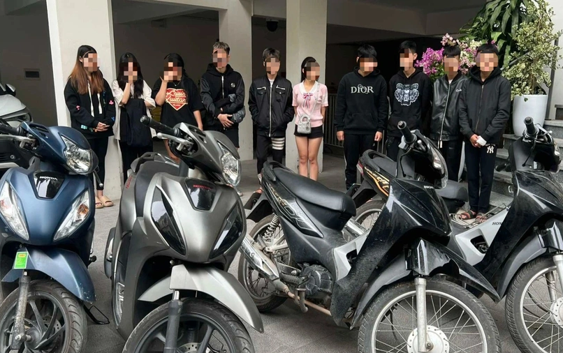 Nhóm đối tượng cùng tang vật là các phương tiện bị thu giữ tại cơ quan Công an.