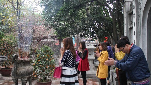 Các bạn trẻ đi lễ Chùa Hà