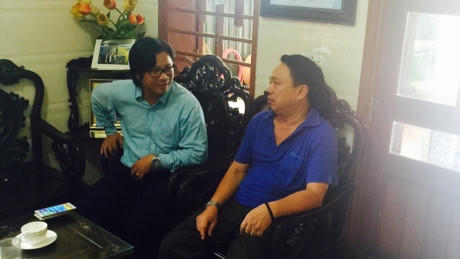 Ông Nguyễn Văn Bổng và PV Tiền Phong tại nhà riêng. Ảnh: Lê Anh