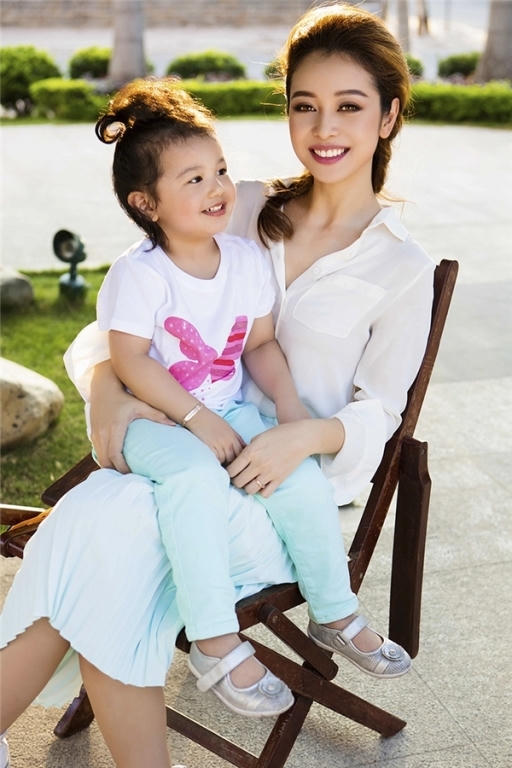 Bé Na - con gái của Jennifer Phạm và người chồng thứ 2.