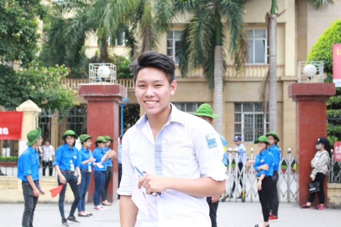 Em Ngô Viết Thịnh (THPT Hà Đông) là môt trong những thí sinh ra đầu tiên chia sẻ: "Em thích nhất câu nghị luận xã hội, ở câu này muốn chúng em nói cảm nhận như thế nào về sự hèn nhát... Từ đó giúp chúng em có những phân tích và đưa ra quyết định đúng cho bản thân.