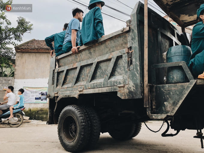 Lực lượng dân quân giúp dân.
