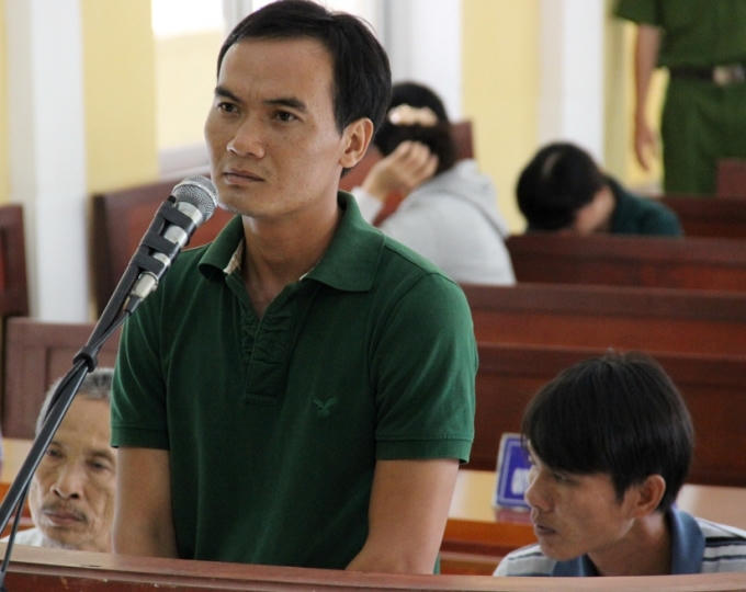 Lê Văn Duẩn và các bị cáo tại phiên tòa.