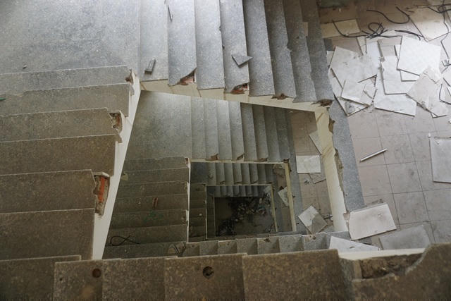 Ông Nguyễn Văn Phụng - Giám đốc Sở Tài chính TP Đà Nẵng cho hay, trụ sở cũ này đang chờ được đấu giá để phục vụ cho các công năng khác. Lý giải nguyên nhân chậm thanh lý công trình, ông Phụng cho biết vì còn đang vướng mắc trong một vụ án trộm cắp tài sản.