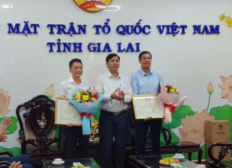 Ông Đặng Văn Thanh (bên trái) và ông Nguyễn Văn Cường nhận Bằng khen của UBND tỉnh Bình Định (cũ)
