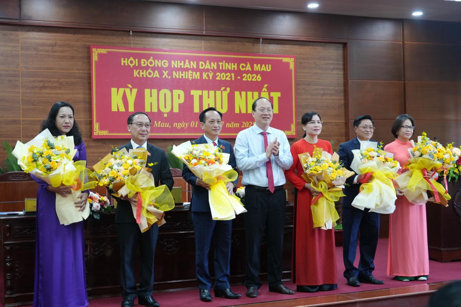 Ông Nguyễn Hồ Hải - Bí thư Tỉnh ủy Cà Mau, tặng hoa và chúc mừng Chủ tịch HĐND (thứ 3 từ trái sang), Phó Chủ tịch HĐND tỉnh và Trưởng các Ban của HĐND tỉnh.