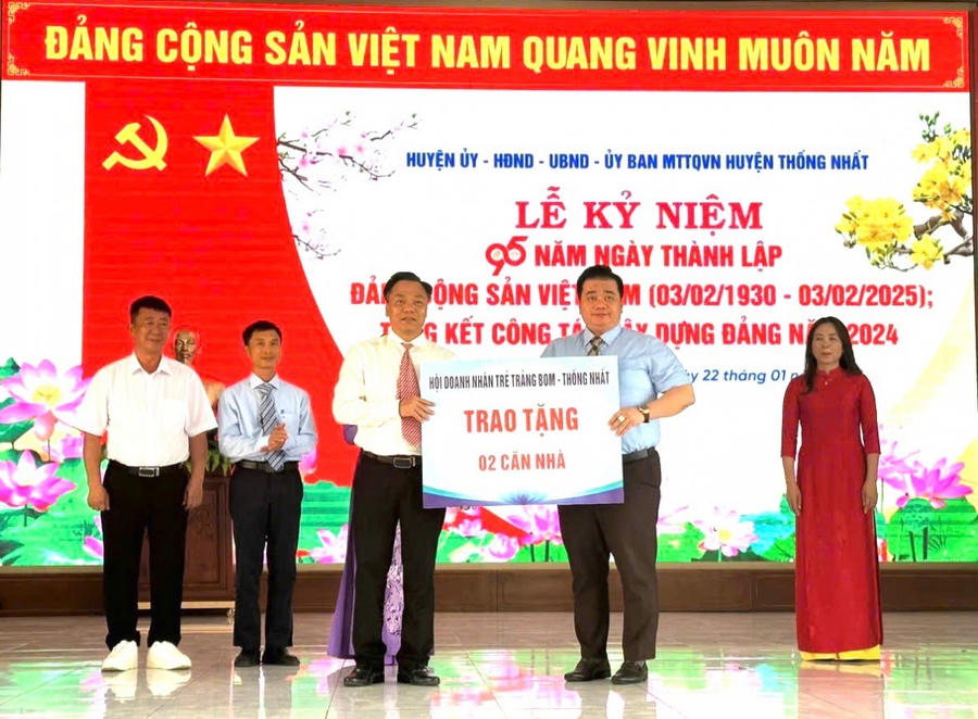 Ông Nguyễn Duy Khương - Phó Chủ tịch Hội Doanh nhân trẻ Đồng Nai kiêm Chi Hội trưởng Chi Hội Doanh nhân trẻ Trảng Bom - Thống Nhất trao tặng 2 căn nhà tình thương cho các gia đình chính sách có hoàn cảnh khó khăn.