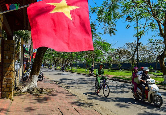 Anh lính trẻ vội vã về lại đơn vị trên chiếc xe đạp.