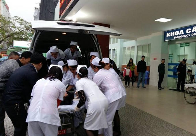 Hàng trăm công nhân thuộc công ty Regina Miricle được đưa đến bệnh viện trong tình trạng đau đầu, chóng mặt và buồn nôn.