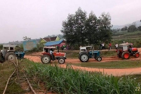 Những chiếc máy cày sặc sỡ được dùng trong lễ rước dâu.
