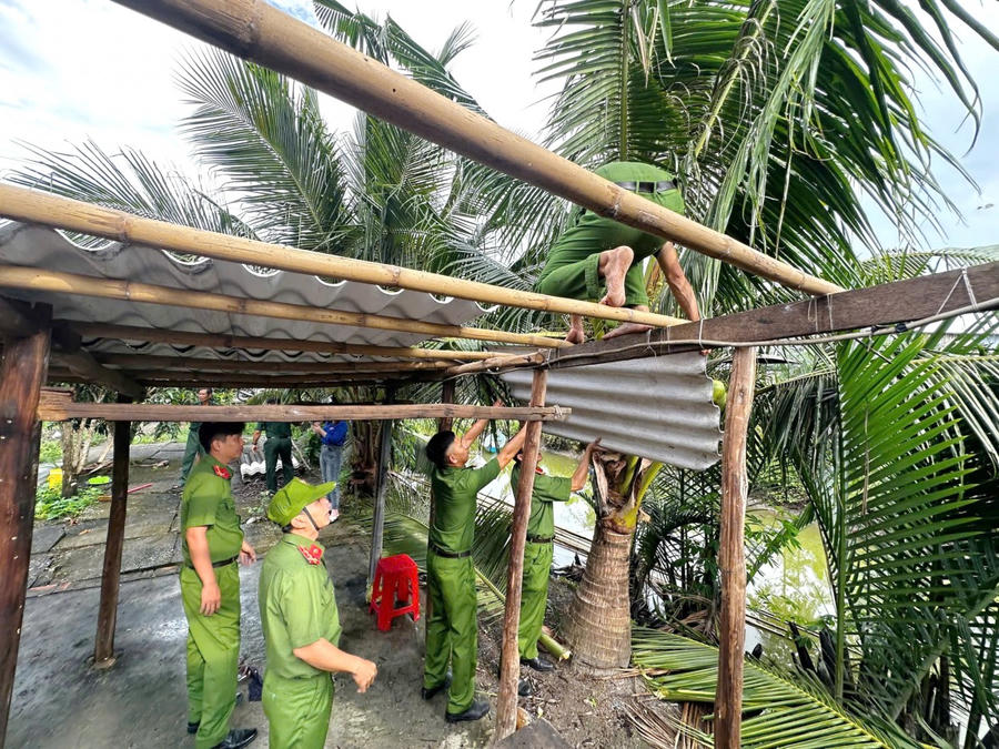 Cán bộ, chiến sĩ Công an xã Cái Nước tích cực hỗ trợ tháo dỡ nhà cho gia đình Hội viên Hội Cựu Công an nhân dân.