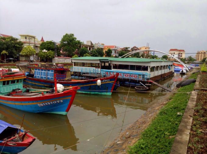 Nhiều nhà hàng nỗi đã tháo neo và lai dắt vào nơi trú ẩn an toàn. Ảnh Phan Ba              Bên cạnh đó một số cần cẩu xây dựng cao vẫn chưa hạ xuống rất mất an toàn khi bão đổ bộ. Ảnh: Phan Ba.