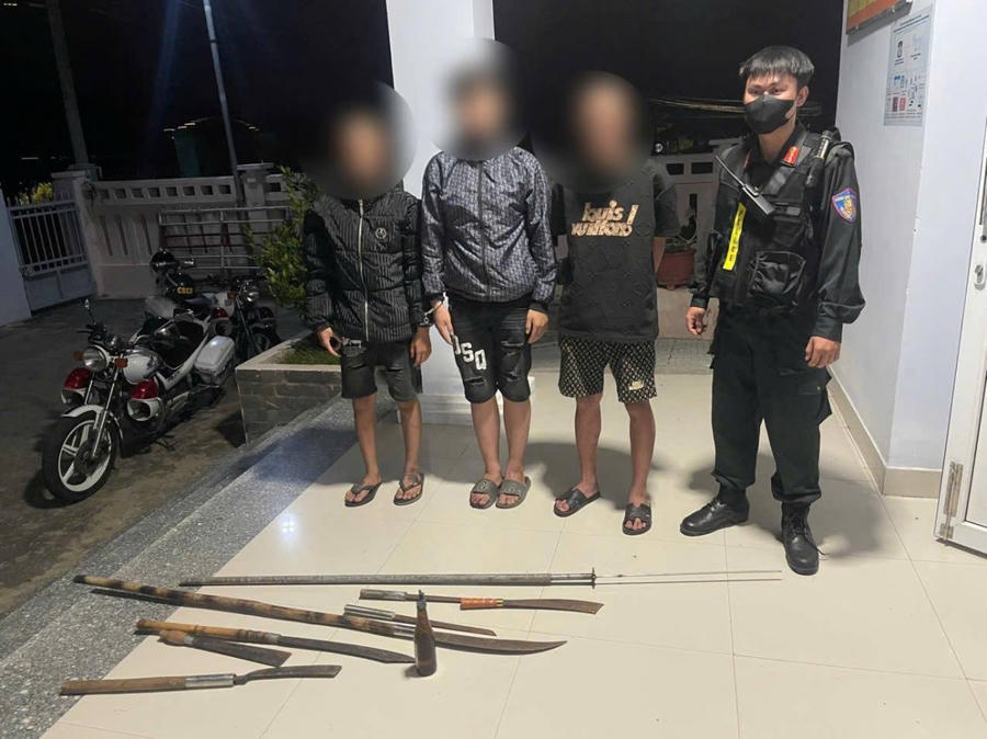 Các đối tượng cùng tang vật tại cơ quan Công an (ảnh: CACC).