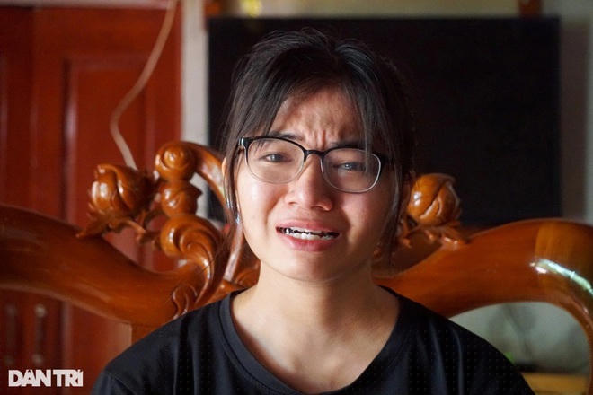 Em Cao Thùy Linh, cựu học sinh Trường THPT Lê Văn Hưu, huyện Yên Định có hoàn cảnh vô cùng khó khăn đang đứng trước nguy cơ dừng bước đại học (Ảnh: Thanh Tùng).
