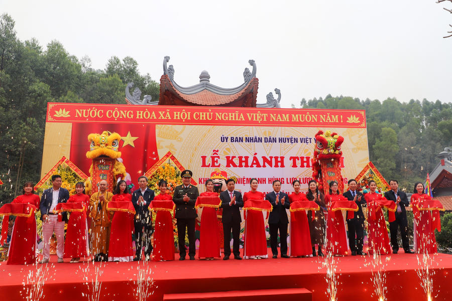 Các đồng chí lãnh đạo Bộ Công an, tỉnh Bắc Giang và huyện Việt Yên cắt băng khánh thành Khu tưởng niệm.