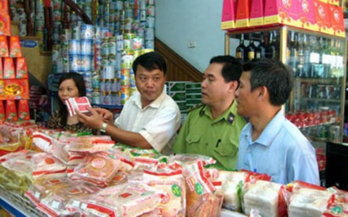 Bộ Y tế yêu cầu các đơn vị liên quan nhanh chóng triển khai các biện pháp bảo đảm an toàn thực phẩm dịp Tết Trung thu 2018. Ảnh: Hà Nội Mới