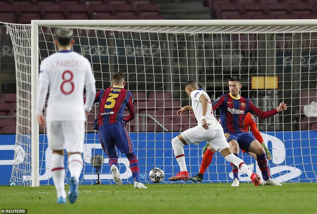 Mbappe vượt qua cả Pique lẫn Lenglet gỡ hòa 1-1 cho PSG ở phút 32
