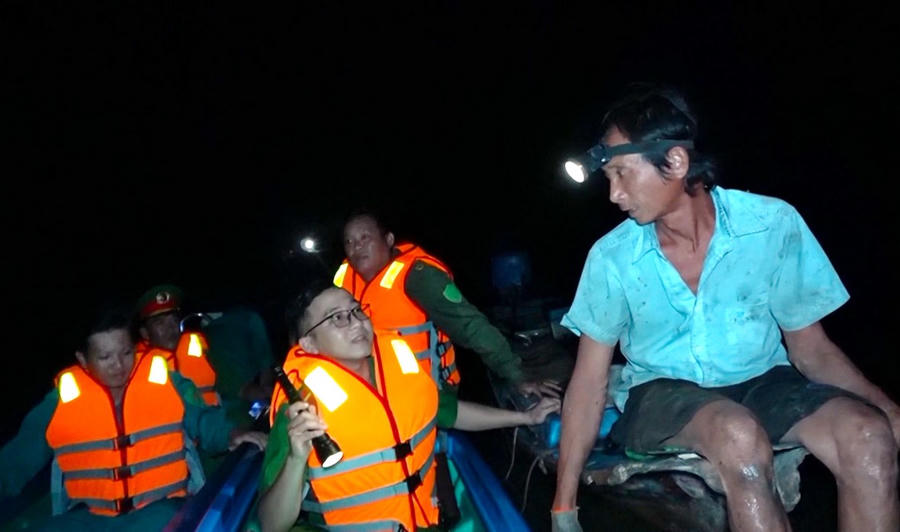 Công an xã phối hợp Tổ bảo vệ an ninh, trật tự ở cơ sở và lực lượng dân phòng tuần tra ban đêm trên các tuyến sông nhằm ngăn chặn hành vi sử dụng công cụ kích điện khai thác thủy sản trái phép.