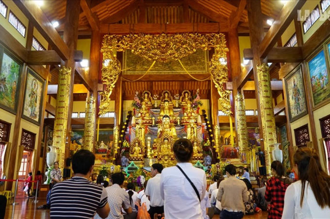 Du khách thập phương, phật tử hành lễ trang nghiêm tại chính điện chùa Ba Vàng. Ảnh: Tạ Quang.