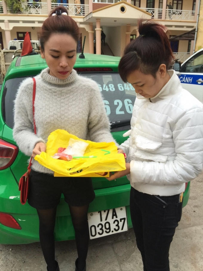 Các đối tượng và tang vật bị thu giữ.