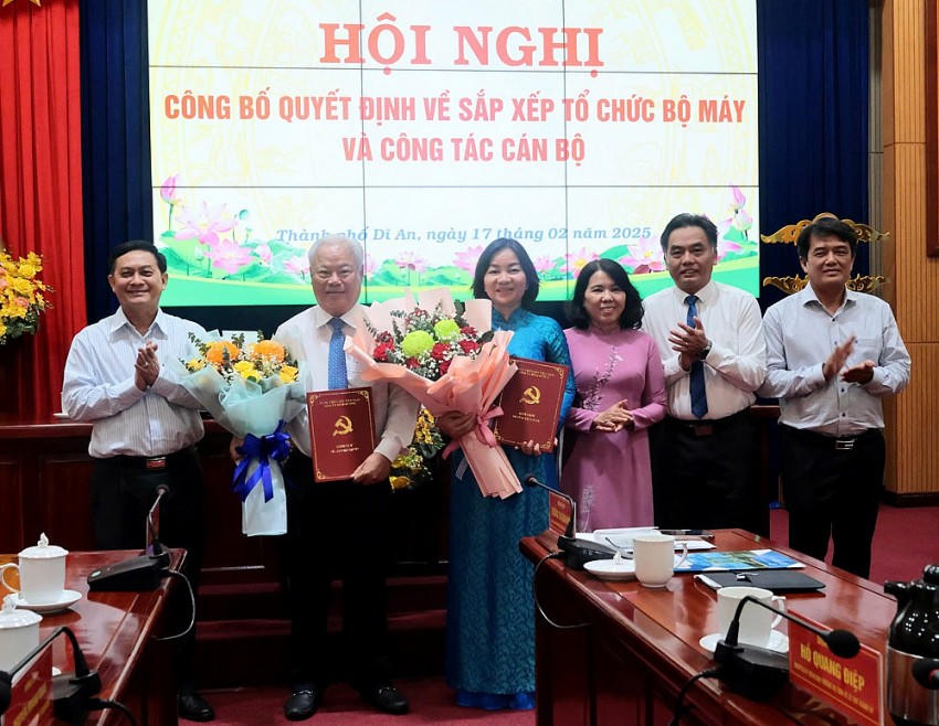 Lãnh đạo tỉnh Bình Dương tặng hoa, công bố các quyết định về nhân sự tại TP. Dĩ An.