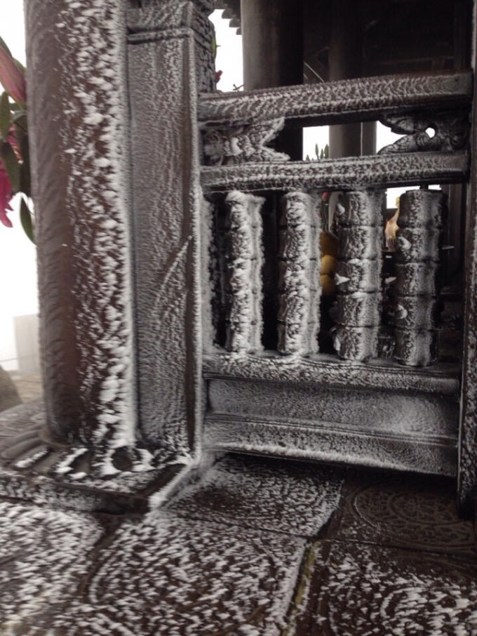 ...phủ trắng bức vách đồng...