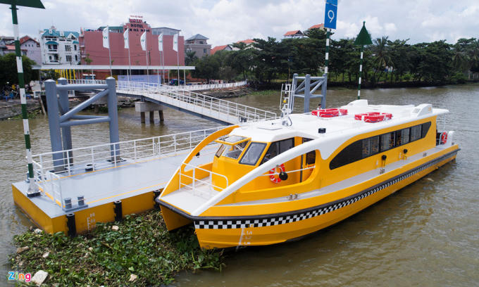 Nhà đầu tư sử dụng 5 tàu, mỗi tàu 80 chỗ, trong đó 4 tàu vận chuyển thường xuyên và 1 tàu dự bị. Để thực hiện kiểm tra, rà soát đánh giá các công tác kỹ thuật và vận hành, tàu buýt trước khi đưa vào khai thác chính thức sẽ được hạ thủy vận hành kỹ thuật vào ngày mai 21/8. Dự kiến, vào tháng 10 tới nó sẽ chính thức được đưa vào hoạt động.