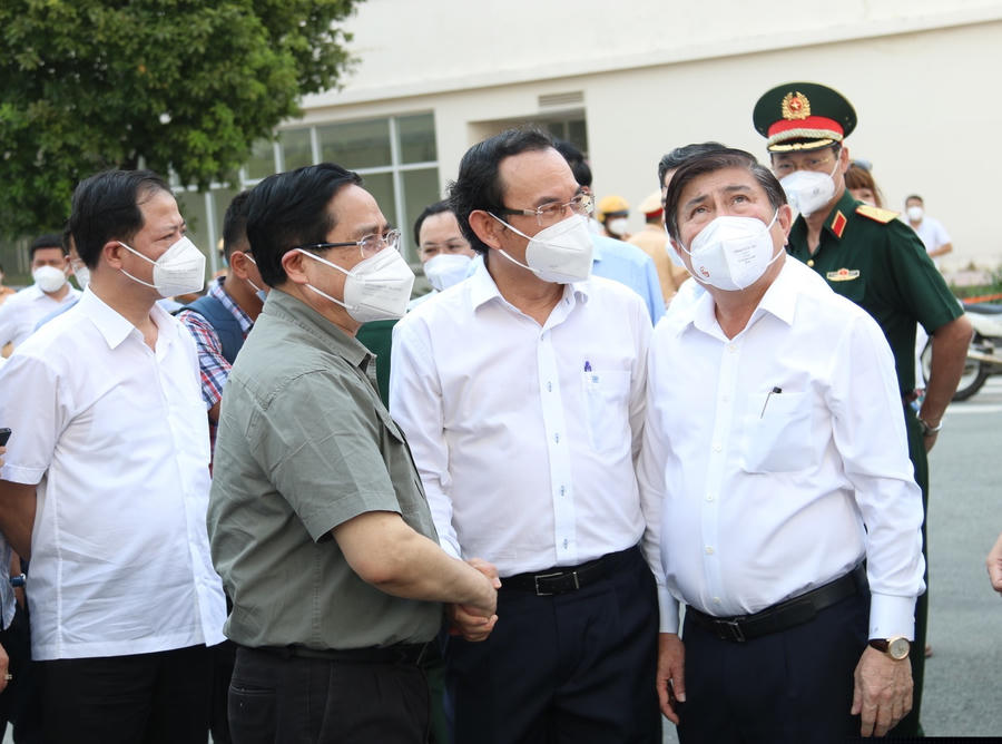 Bí thư Thành ủy Nguyễn Văn Nên (hàng đầu, thứ hai từ phải qua) trong một lần cùng Thủ tướng đi thị sát các bệnh viện điều trị Covid-19