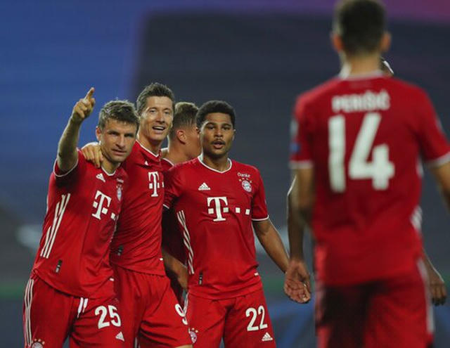 Niềm vui của các cầu thủ Bayern Munich sau khi có được bàn thắng thứ hai