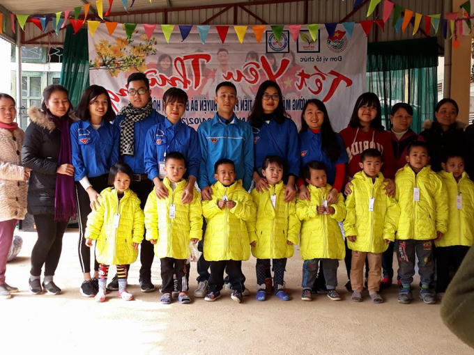 CLB Trái tim Tình nguyện chụp ảnh Chương trình Tết yêu thương ở Đà Bắc, Hòa Bình.