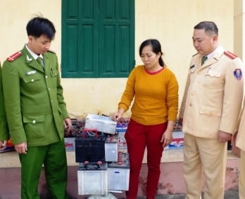 Chủ l&ocirc; h&agrave;ng chiếc xe tải vận chuyển b&igrave;nh ắc quy ch&igrave; độc hại ( Ảnh C&ocirc;ng an H&agrave; Nam)