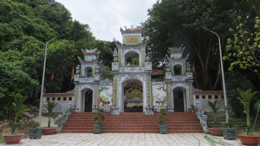 Cổng tam quan dẫn vào đền.