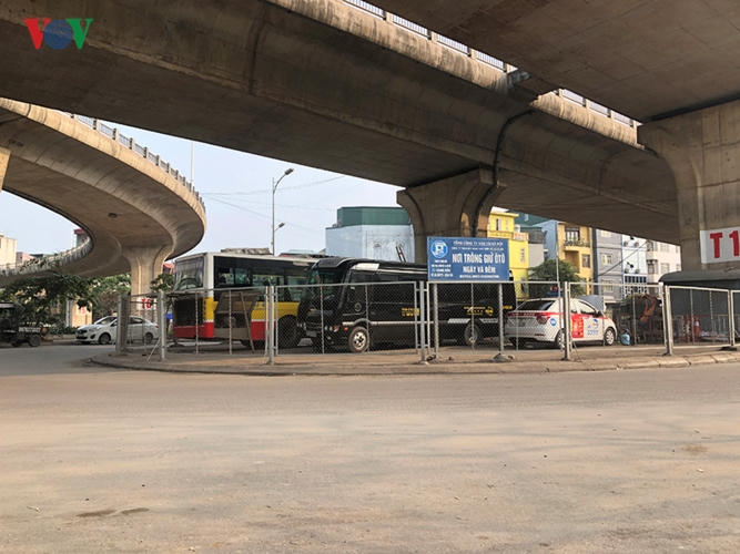 Trên địa bàn thành phố có 4 vị trí gầm cầu trông giữ phương tiện gồm gầm cầu Vĩnh Tuy; gầm cầu Chương Dương (trông giữ phương tiện miễn phí phục vụ tuyến phố đi bộ và mở rộng không gian đi bộ khu vực phố cổ Hà Nội các tối cuối tuần từ thứ Sáu đến Chủ nhật trên địa bàn quận Hoàn Kiếm); gầm cầu vượt Ngã tư Vọng (phục vụ nhân dân khám chữa bệnh tại Bệnh viện Bạch Mai); gầm cầu vượt Mai Dịch.