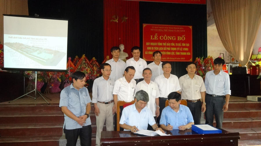 Ảnh công bố quy hoạch Phủ Trịnh lần 1 năm 2015 (Người ngồi ký áo trắng là ông Phạm Duy Phương - Nguyên giám đốc Sở VHTT&DL tỉnh Thanh Hóa. Người đứng ngoài cùng bên tay trái là ông Lê Duy Dũng ban QLDA).