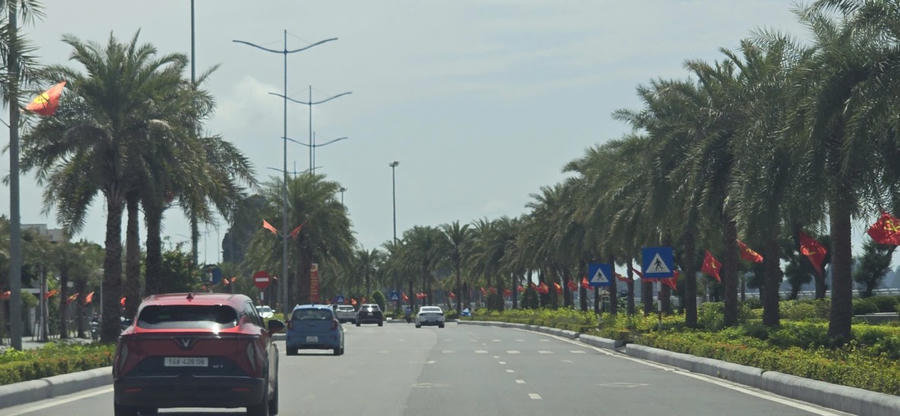 Tuyến phố trung tâm tỉnh Quảng Ninh rợp sắc cờ đỏ sao vàng, cờ búa liềm rực rỡ chào mừng Đại hội Đảng XVI Đảng bộ tỉnh (nhiệm kỳ 2025 -2030).