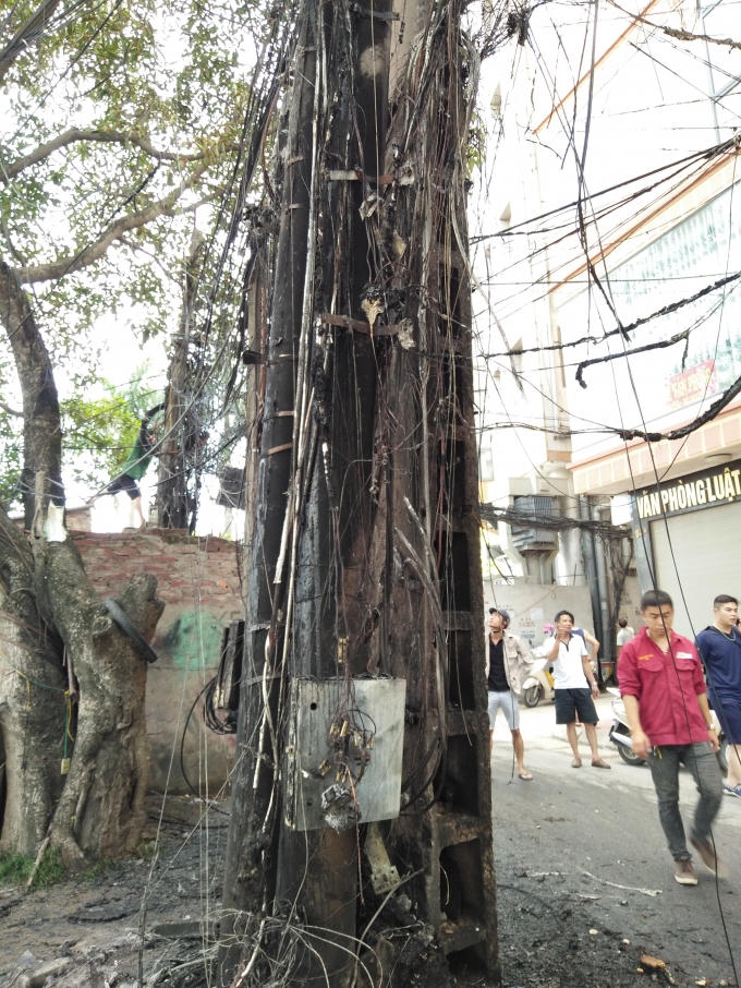 H&agrave; Nội: Clip to&agrave;n cảnh vụ ch&aacute;y cột điện khiến người d&acirc;n hốt hoảng