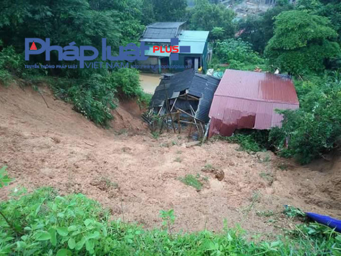 Mưa lũ làm sập 1 nhà dân tại huyện Xín Mần.