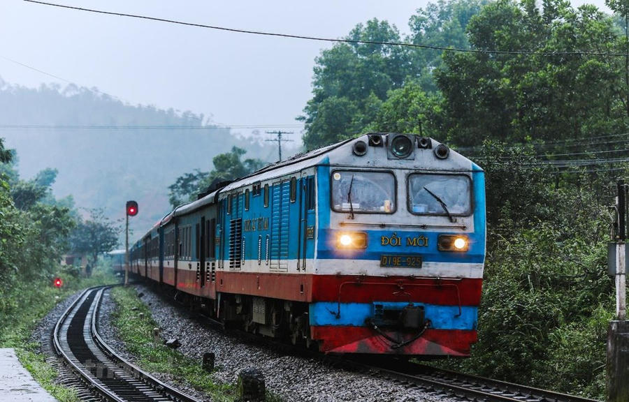 duongsatbacnam_Đoàn tàu khách trên một cung chặng tuyến đường sắt Bắc-Nam. (Ảnh: Minh Sơn/Vietnam+)