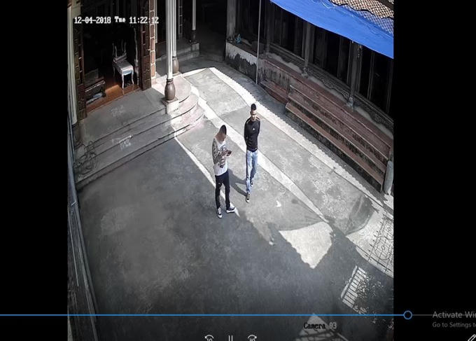 Hai thanh niêm xăm trổ đầy mình vào nhà ông Kỳ để đòi nợ khoản nợ của người khác